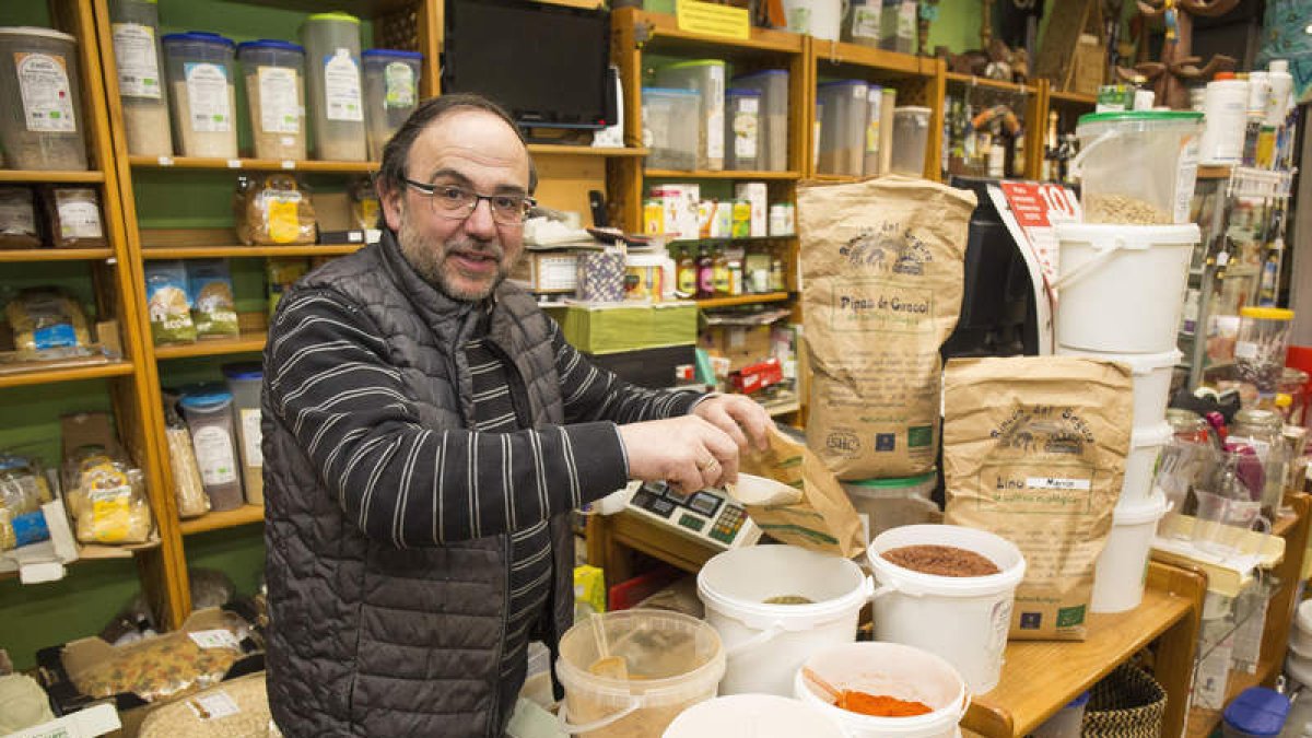 José Luis Chamorro en la tienda de Sacramento. FERNANDO OTERO