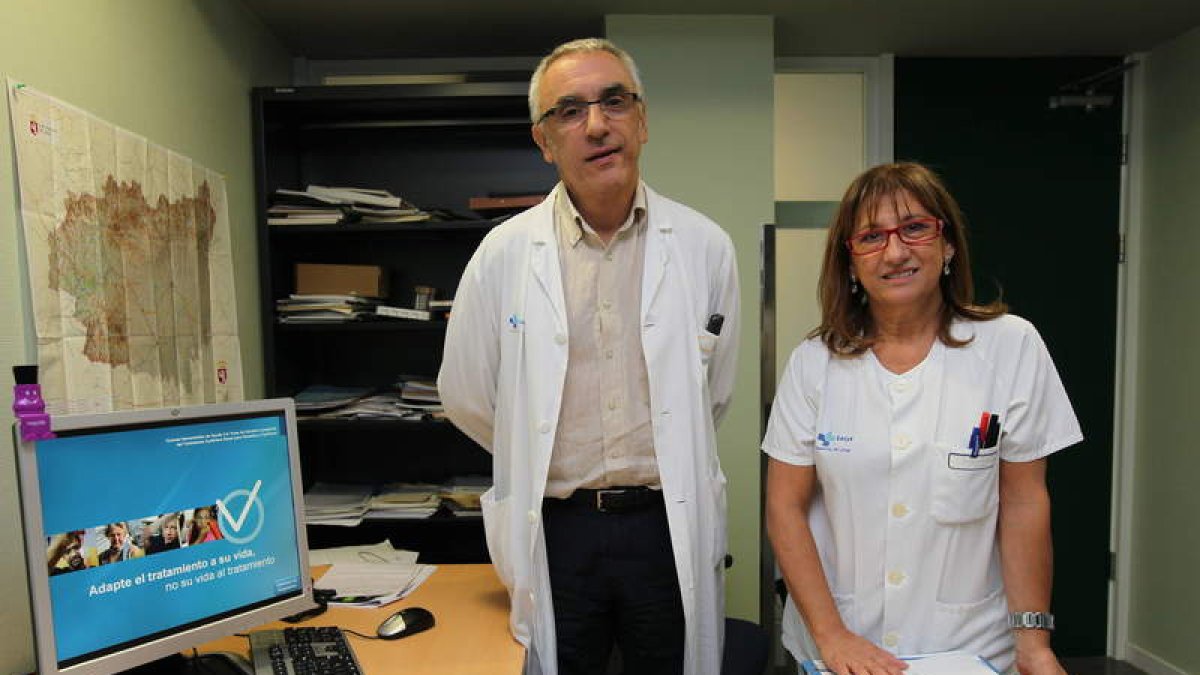 El nefrólogo Mario Prieto, quien presentó el estudio sobre la nueva herramienta en Kuala Lumpur, y la enfermera Ana Aguilera.