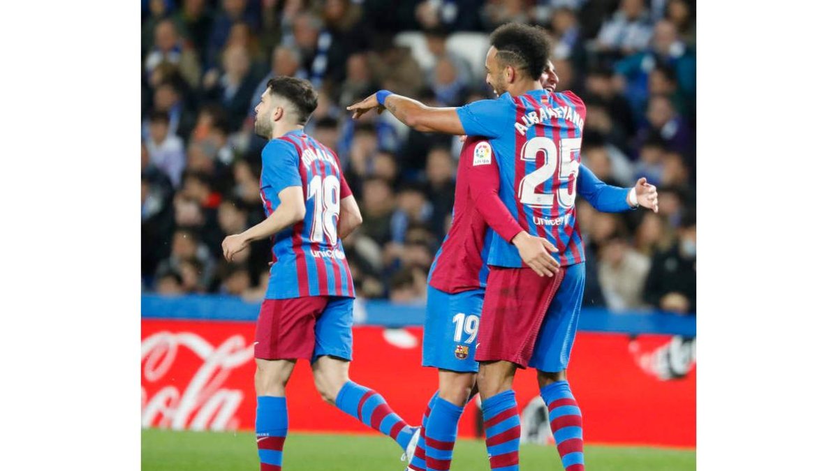 Aubameyang celebra con Ferrán Torres tras marcar ante la Real Sociedad el gol del triunfo. J. HERRERO