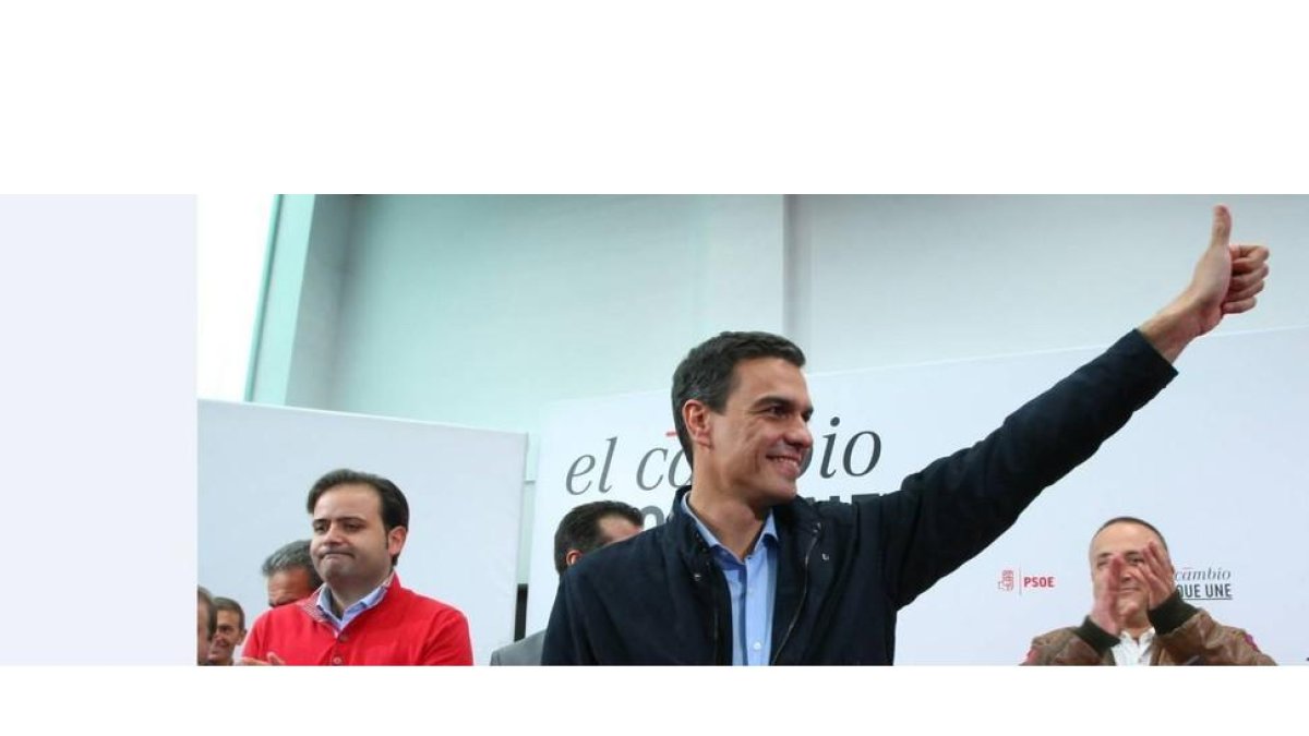 Pedro Sánchez saluda a los militantes del PSOE en Toral de los Vados