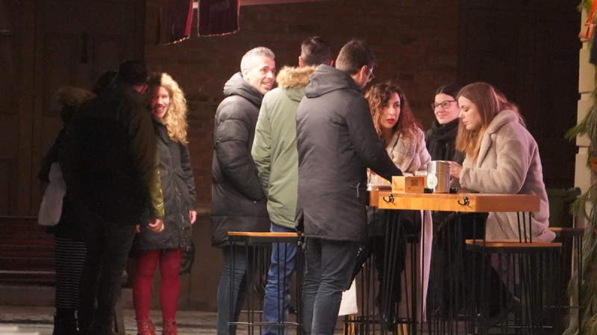 Un grupo de amigos celebra una cena en una imagen tomada el sábado pasado. J. NOTARIO