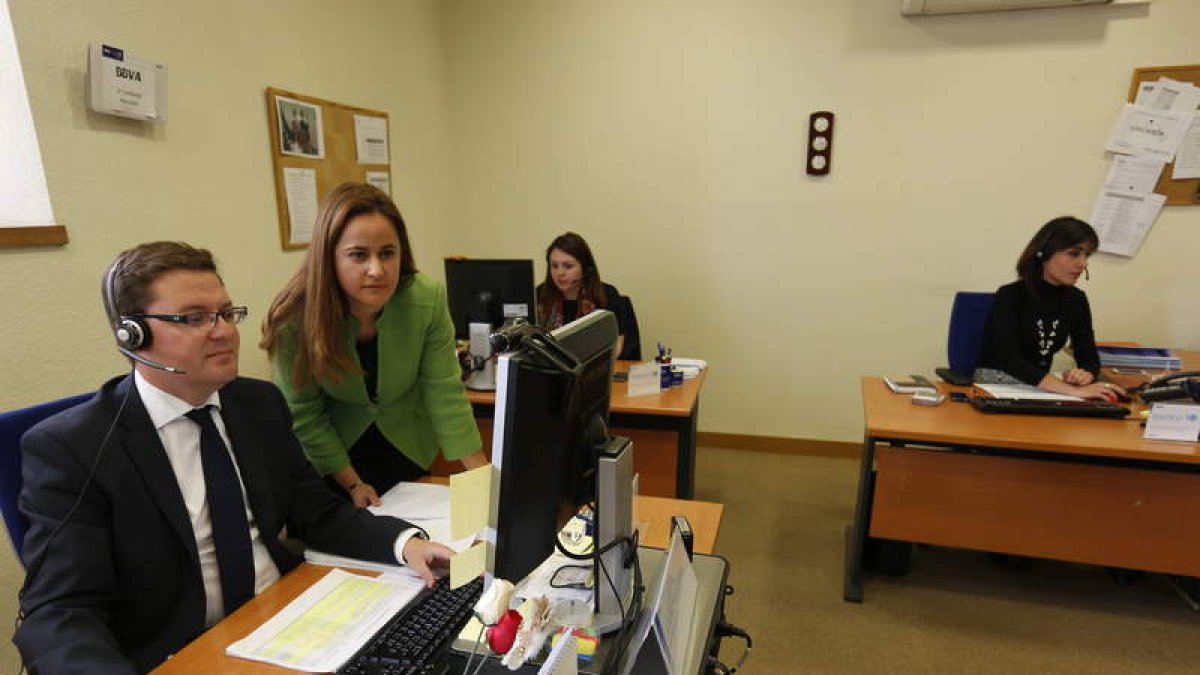 Laura Montero, con parte del equipo que dirige y que atiende el servicio BBVA Contigo en León.