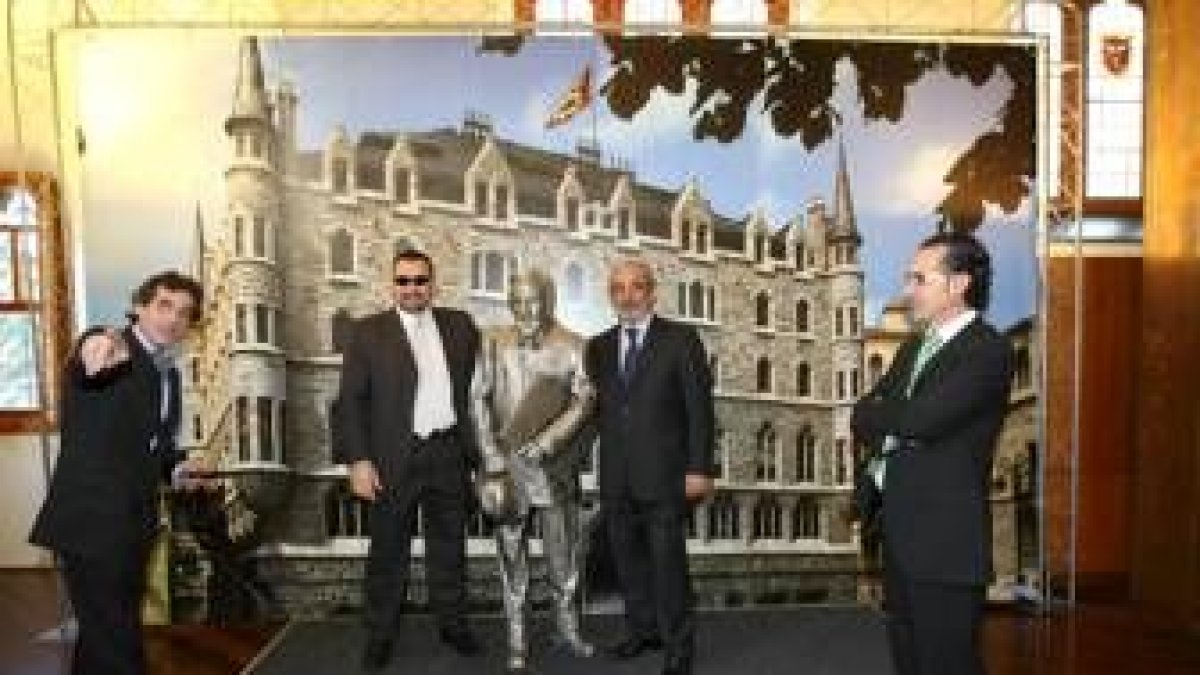 La fotografía imposible, la estatua de Gaudí, pero esta vez con el edificio Botines de fondo