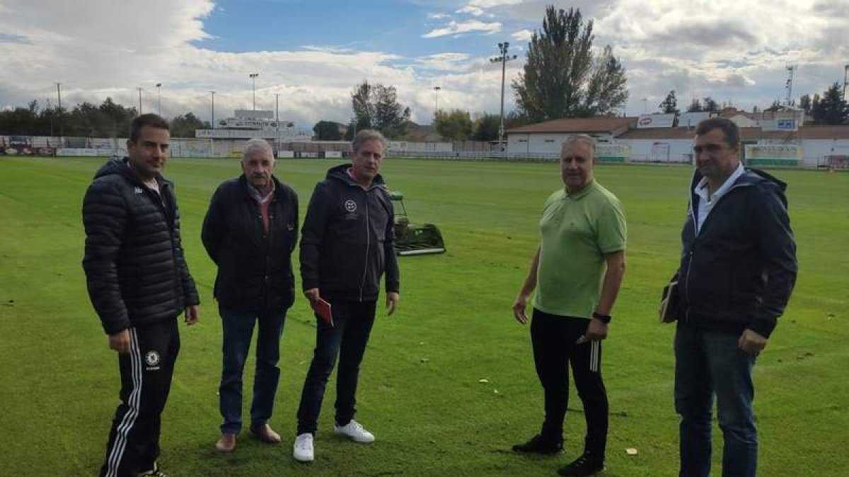 Javier González, Manuel Ortiz y Carlos Fernández junto a los dos representantes de la federación. TRANCA