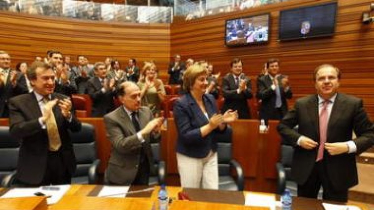 Herrera recibe los aplausos de los procuradores en las Cortes tras ser investido presidente de la Ju