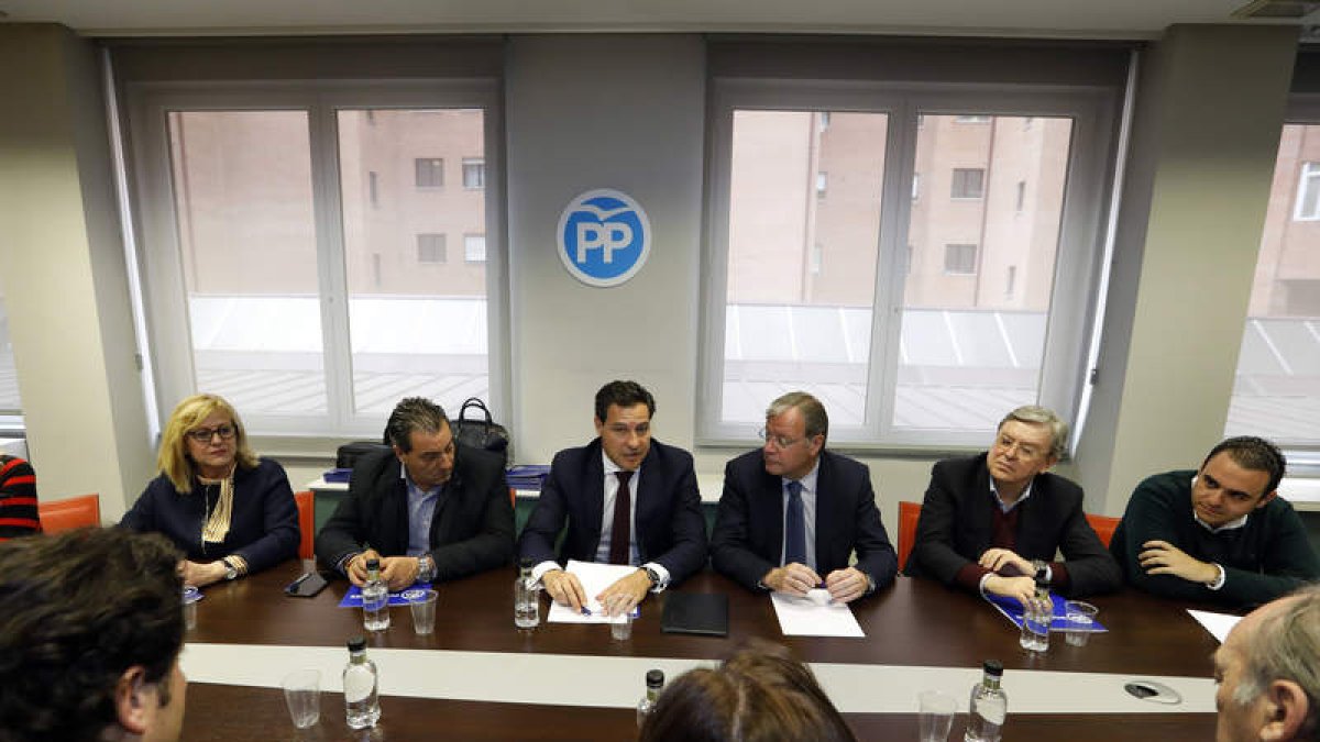 De la Hoz se reunió ayer con los procuradores de León. MARCIANO PÉREZ
