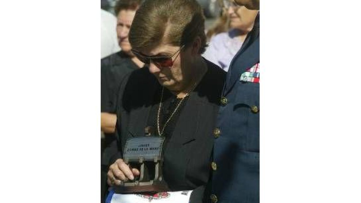 Lucía de la Mano, madre del militar fallecido, porta la placa en homenaje a su hijo