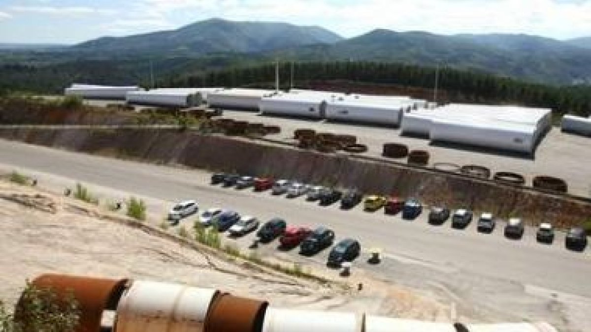 Tubos de torres eólicas almacenados en la fábrica de Coiper, del grupo Comonor.