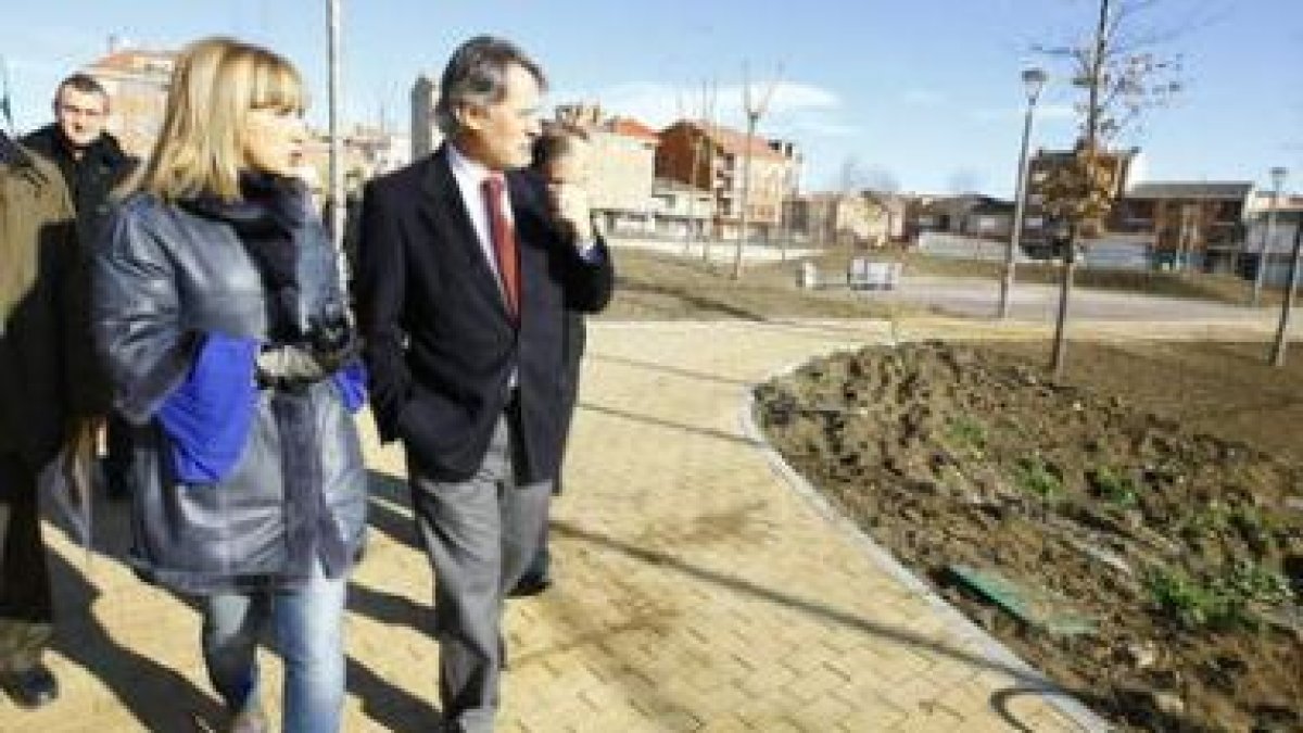 Mª Eugenia Gancedo y Francisco Álvarez durante la visita a las obras del parque de la Era.