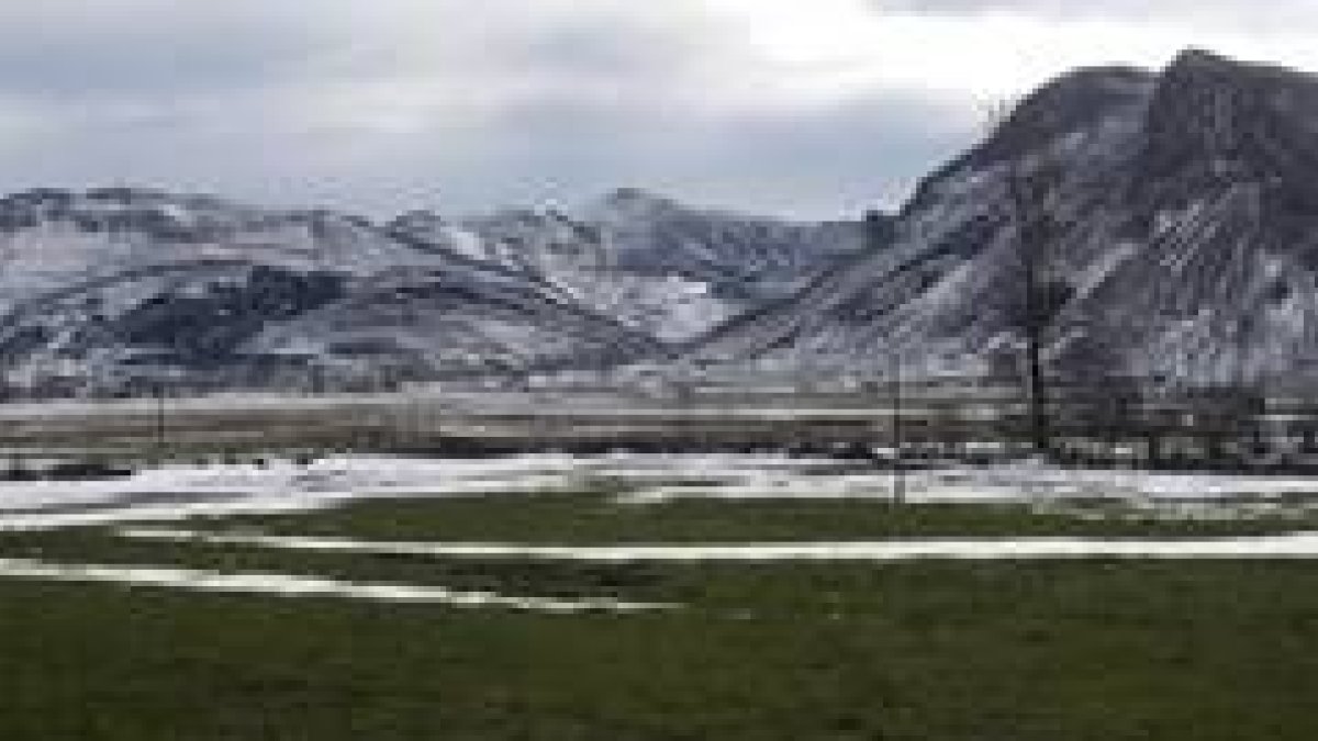 Vista parcial de uno de los valles de Babia, en una imagen de invierno con los picos nevados
