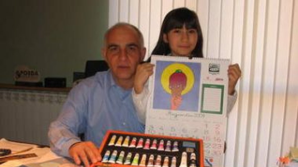 Victoria Ferrero, junto al alcalde, con los regalos que se entregaron