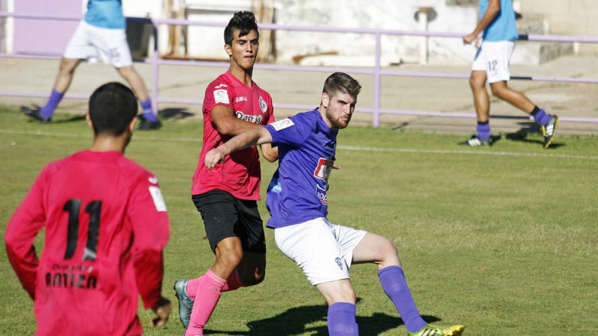 Álvaro inició el camino de la remontada bañezana tras lograr el gol del empate. FERNANDO OTERO