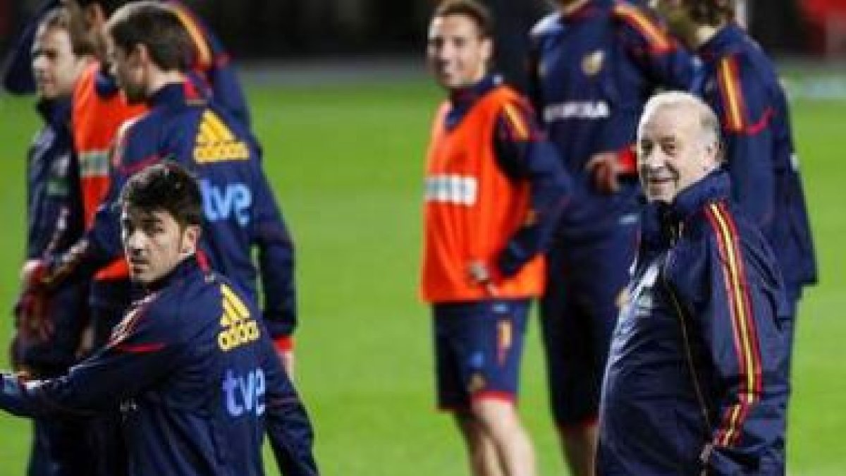 Vicente del Bosque, derecha, y David Villa durante el entrenamiento de España en Lisboa.