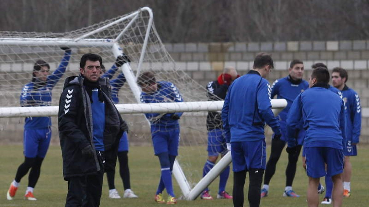 Luis Cembranos y sus jugadores regresan mañana a los entrenamientos.