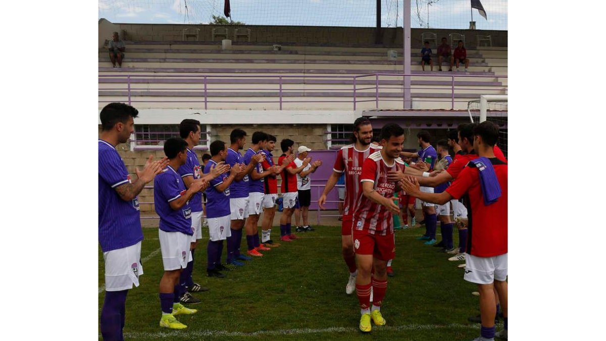 Los jugadores morados homenajearon a sus rivales. FERNANDO OTERO