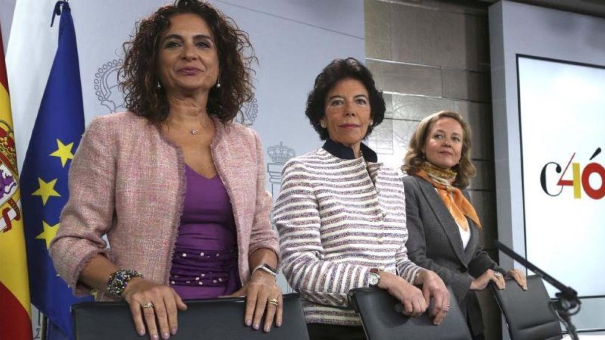 La ministra de Hacienda, María Jesús Montero, la ministra portavoz, Isabel Celáa, y la de Economía, Nadia Calviño, en la rueda de prensa posterior a la reunión del Consejo de Ministros.