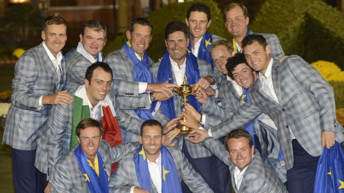 Miembros del equipo europeo posan con la Copa tras ganar una Ryder Cup épica.