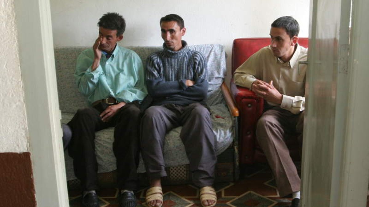 Said Oulamou, Abdelouahad Elouafi y Abdelmalek Elouafi fueron liberados por la Guardia Civil en el año 2008. Trabajaban como pastores en Cabañas Raras, ANA F. BARREDO