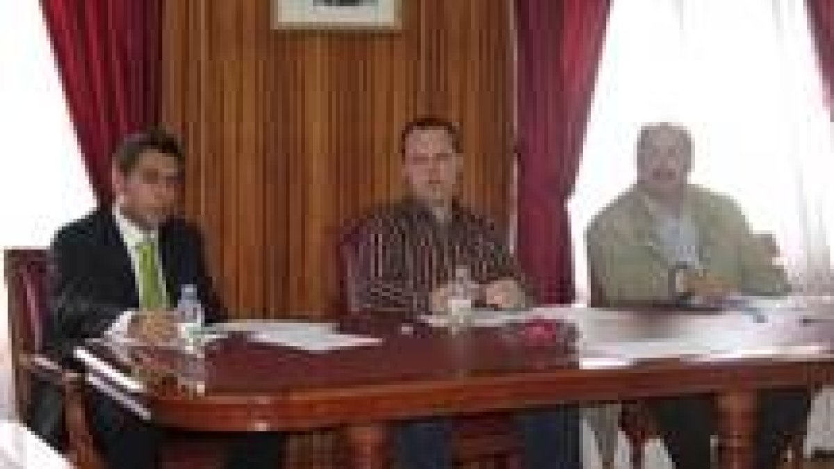 Los concejales del PP y UPL del Ayuntamiento de Riaño en la celebración del pleno