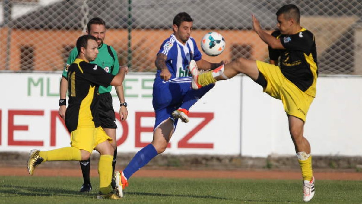 Rueda dejó de nuevo constancia de su calidad en el desplazamiento del balón y fue uno de los más destacados de la Deportiva.