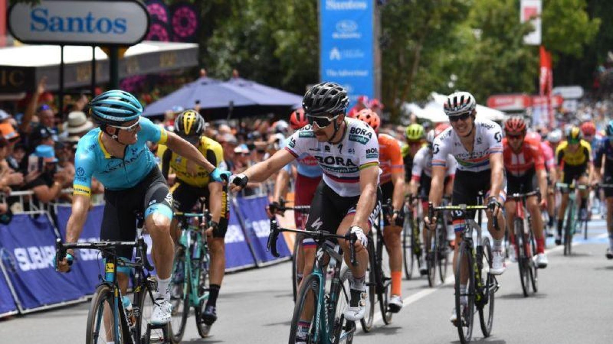Luis León Sánchez, de azul, felicita a Peter Sagan por su victoria.