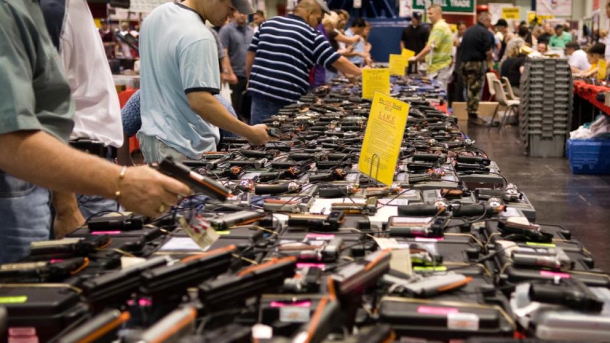 Los agentes del FBI revisaron el pasado viernes 185.713 antecedentes penales de posibles compradores de armas.