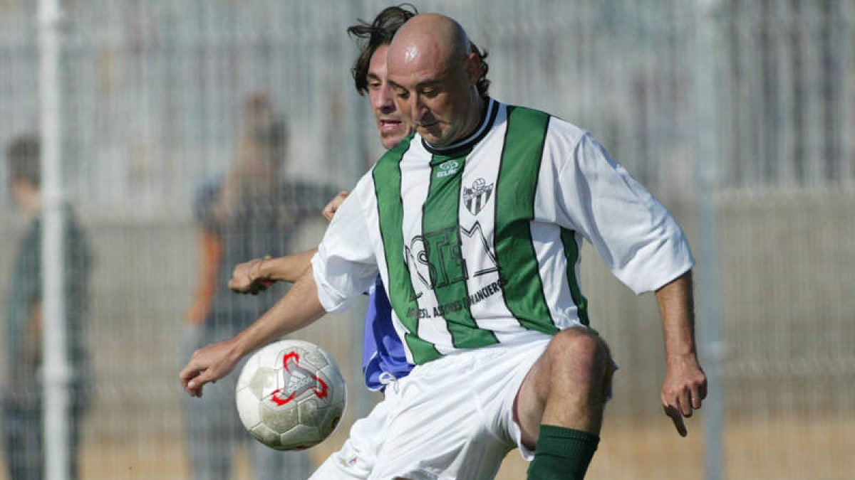 Antonio, con la camiseta del Guijuelo, es el máximo goleador de la Deportiva en una Liga en 2ª B.
