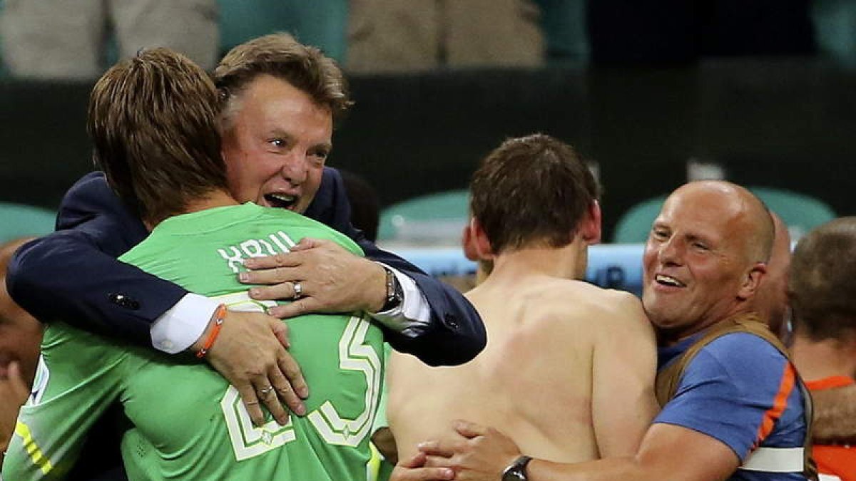 El entrenador holandés Louis van Gaal felicita al guardameta Tim Krul tras la tanda de penaltis frente a Costa Rica.