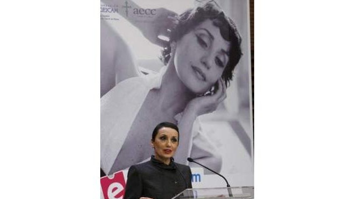 La cantante Luz Casal, durante la presentación del concierto benéfico.