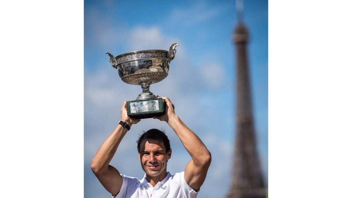 Rafa Nadal posa con su decimocuarto título de Roland Garros con la Torre Eiffel de fondo. C. P.