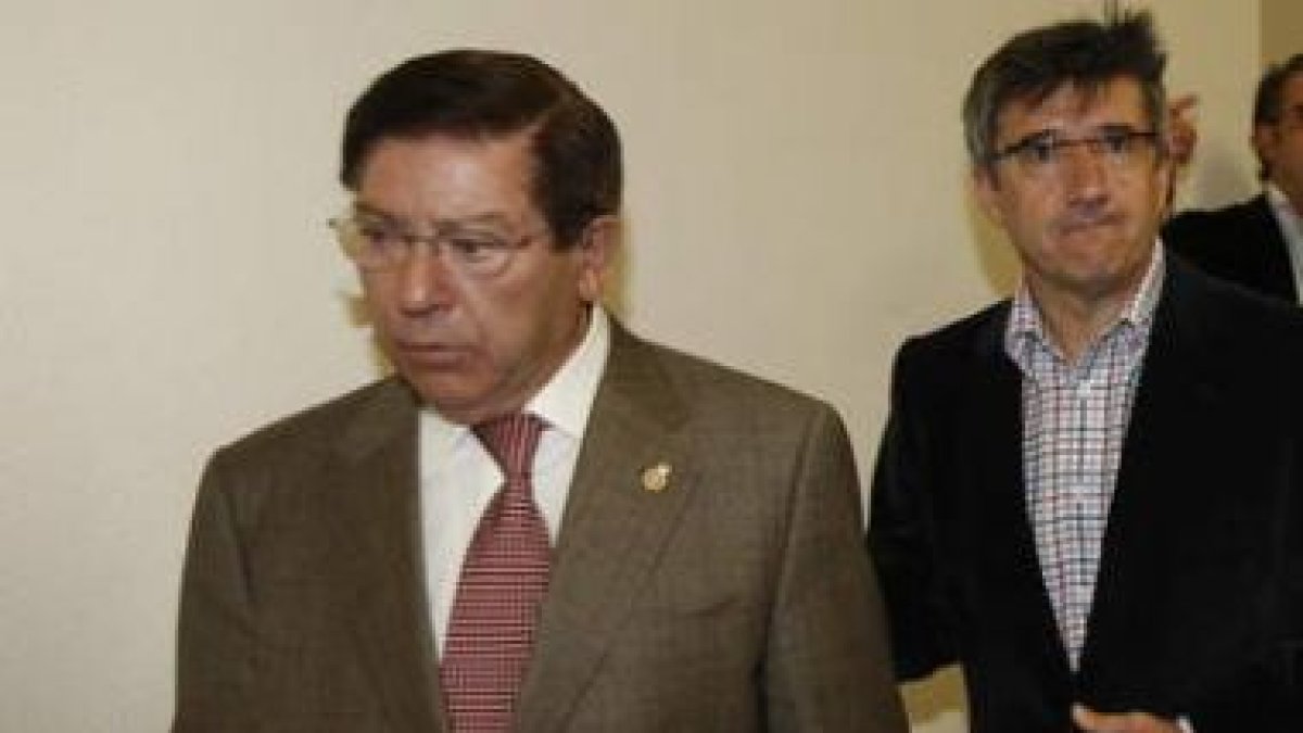 Domingo Cueto, a la izquierda, y Francisco Fernández tratan de aunar esfuerzos por la Cultural.