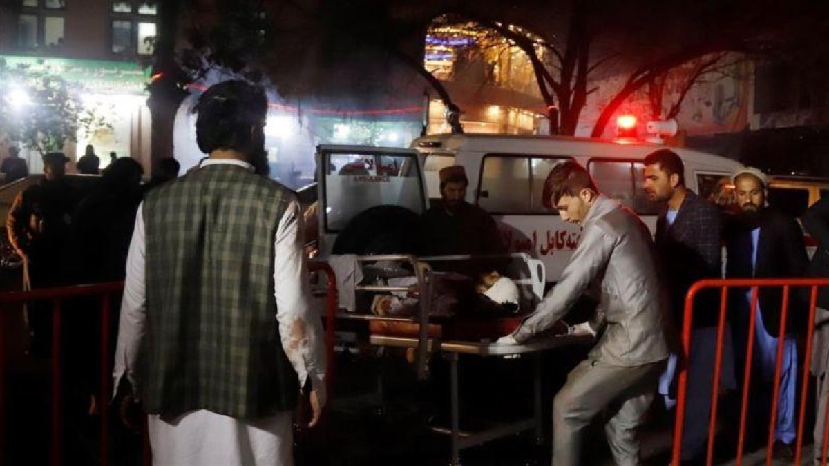 Miembros de los servicios de emergencia transportan en camilla a un herido en el ataque suicida en Kabul.