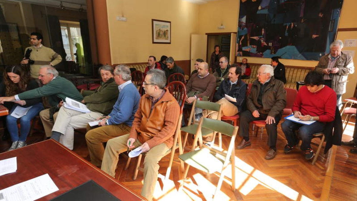 La subasta de caza de la Reserva de Ancares se celebró ayer en el salón de plenos de la casa consistorial de Villafranca.
