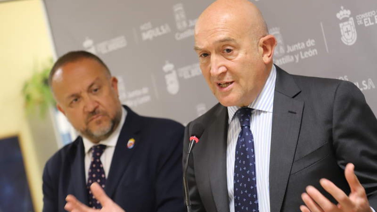 Gerardo Álvarez Courel y Jesús Julio Carnero, ayer en la sede del Consejo del Bierzo en el Edificio Minero de Ponferrada. ANA F. BARREDO