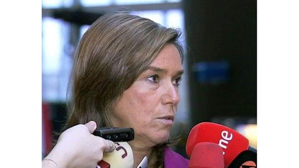 La ministra de Sanidad, Ana Mato, durante una conferencia de prensa.