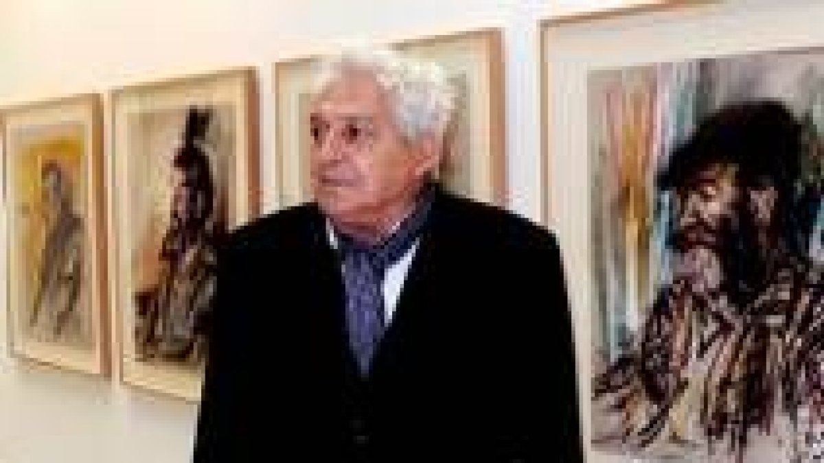 Ignacio del Río junto a las obras que expone en León