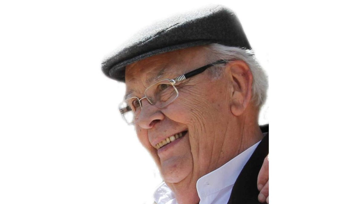 Eduardo Carbajo, y el libro que reúne varios de sus textos.