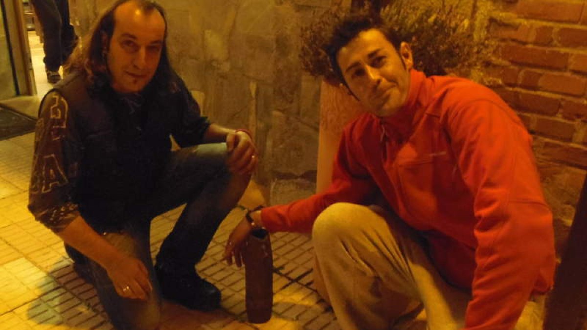 Los vecinos junto al proyectil hallado.
