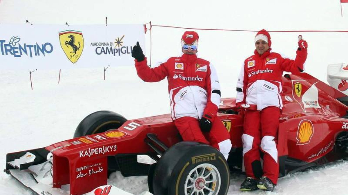 Alonso y Massa, con el Ferrari en la concentración italiana.