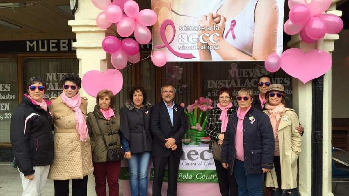 Algunos de los miembros de la junta local, con el alcalde y la concejala Carmen González.