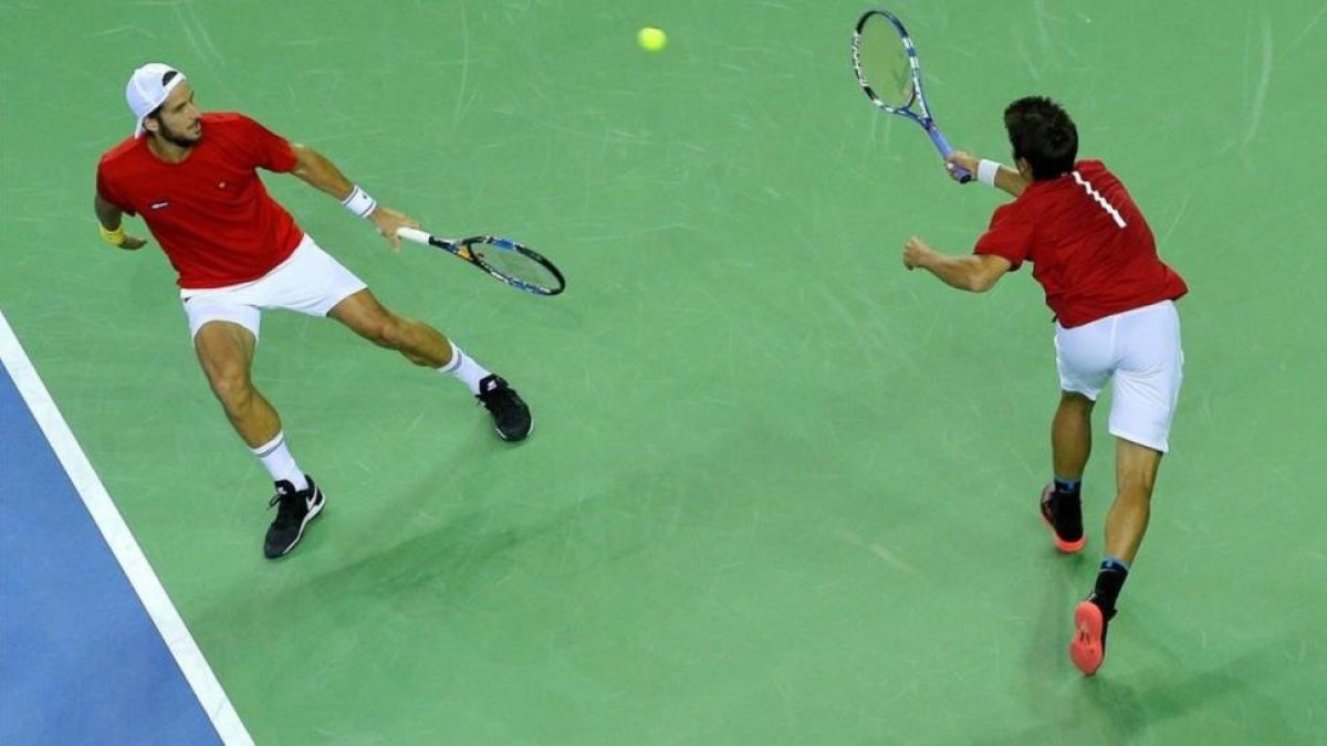 Feliciano López y Marc López, en el partido de dobles perdido ante Rumanía.