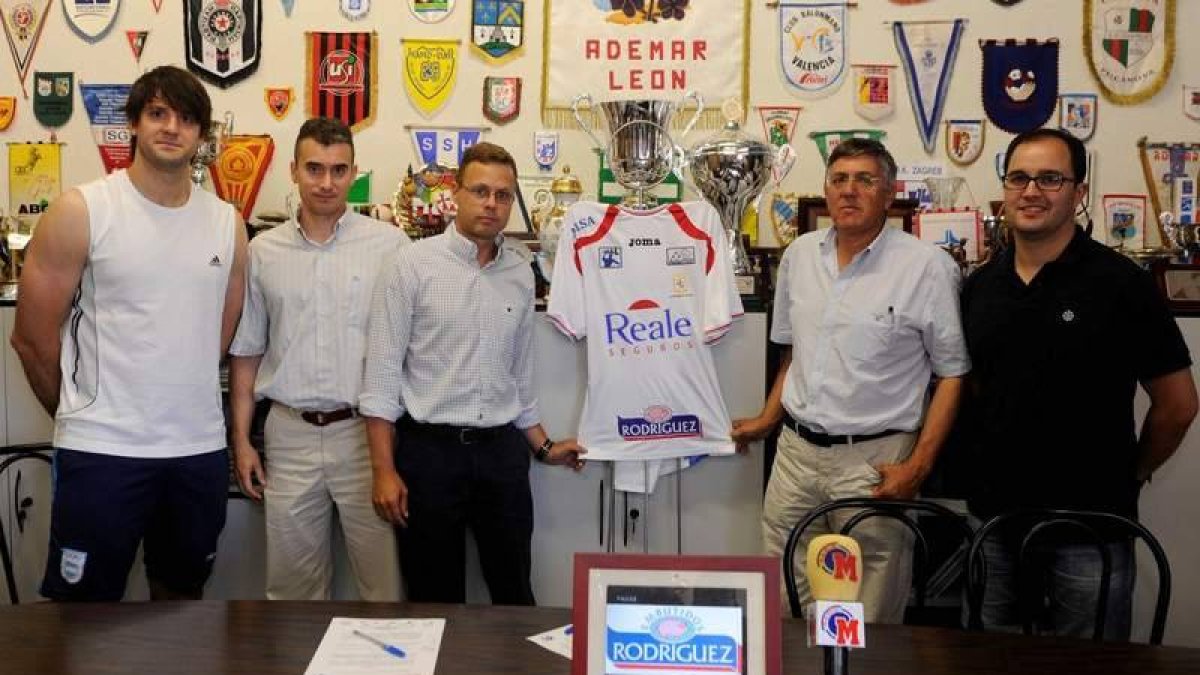 Ademar y Embutidos Rodríguez sellaron un acuerdo que une los caminos de club y empresa.