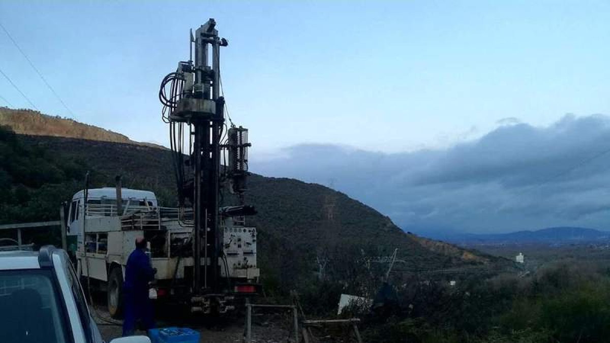 La única máquina que se ha visto es la del sondeo para la A-76 en Requejo.
