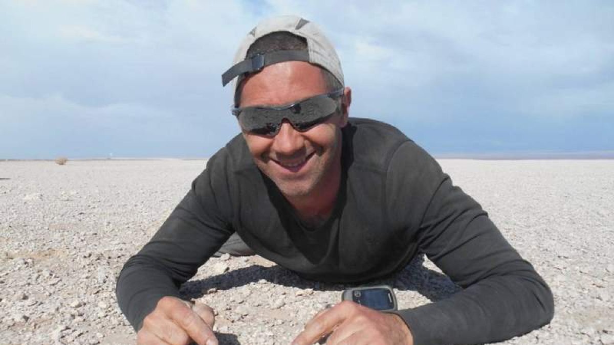 José Vicente Casado señala a uno de los meteoritos. DL