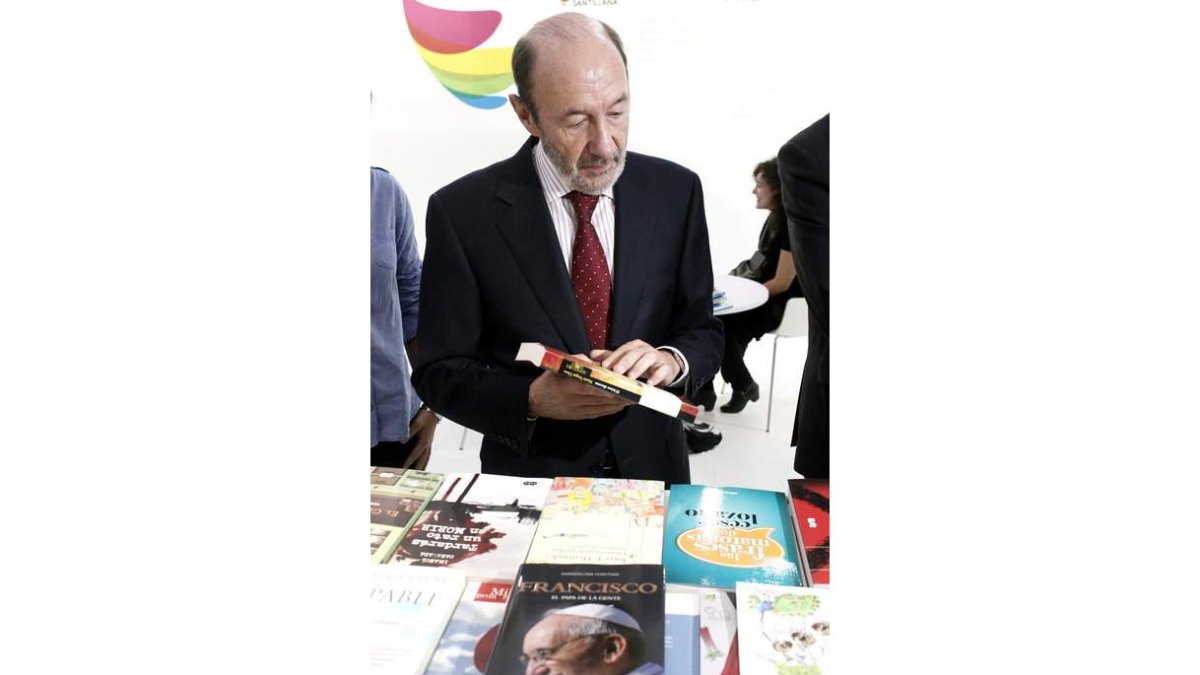 Rubalcaba, ayer, en la feria del libro Liber 2013.