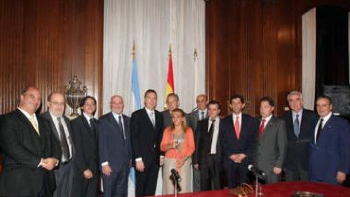 La presidenta y los diputados posan con representante de la Legislatura de Buenos Aires tras la firm