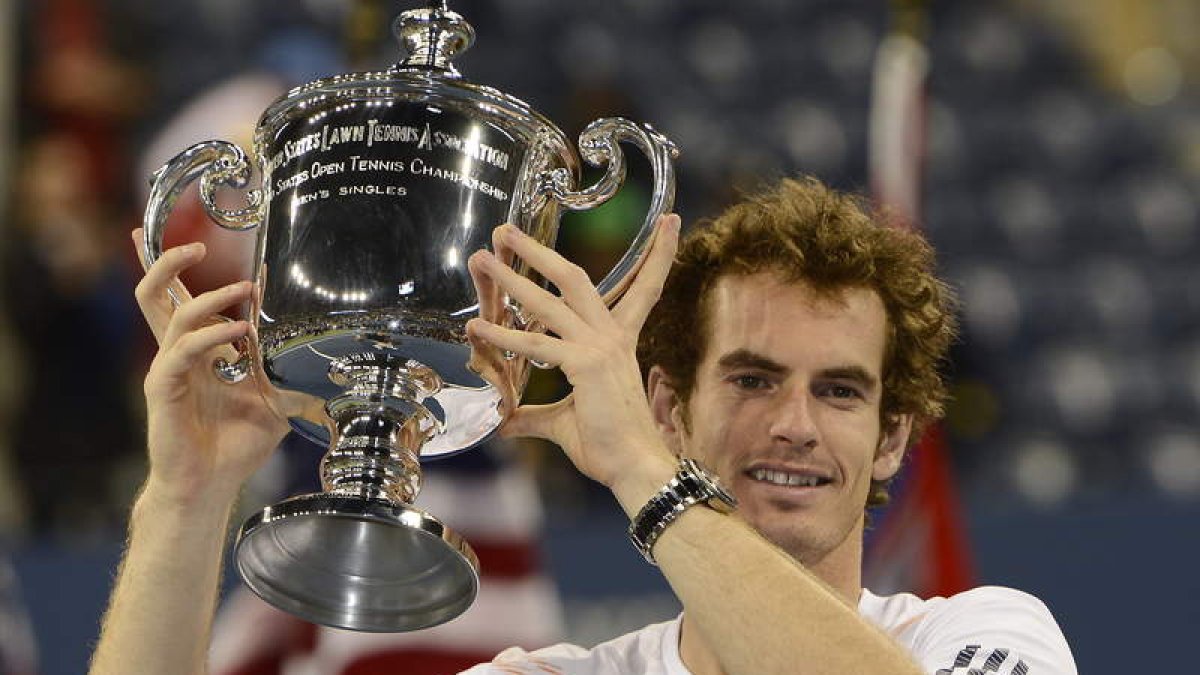 Murray levanta el trofeo de campeón del torneo americano.