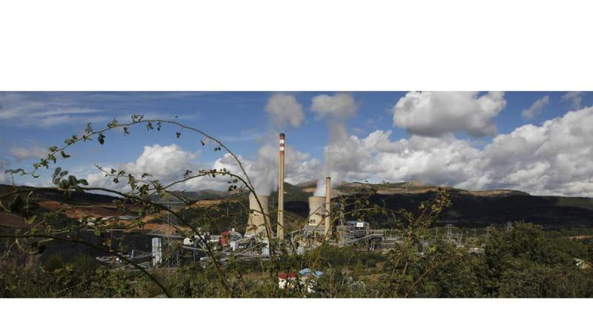 Vista de la central térmica de La Robla aún en funcionamiento, en una imagen de archivo. JESÚS F. SALVADORES