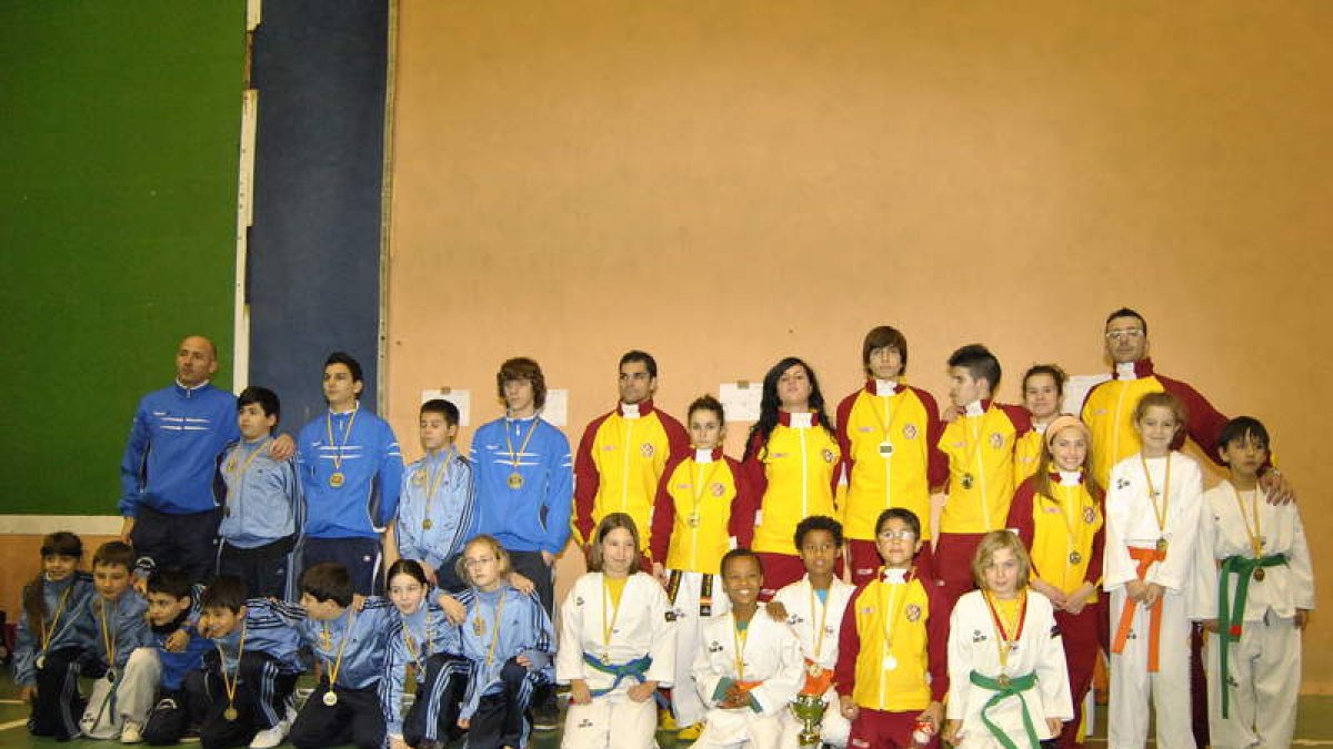 Los participantes leoneses posan con sus medallas y trofeos.