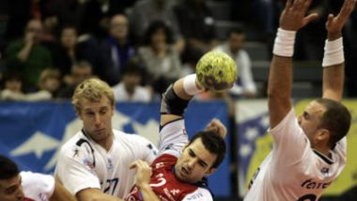 Ruesga sufre los rigores de la defensa del Granollers. El asturiano logró en esta ocasión cuatro gol